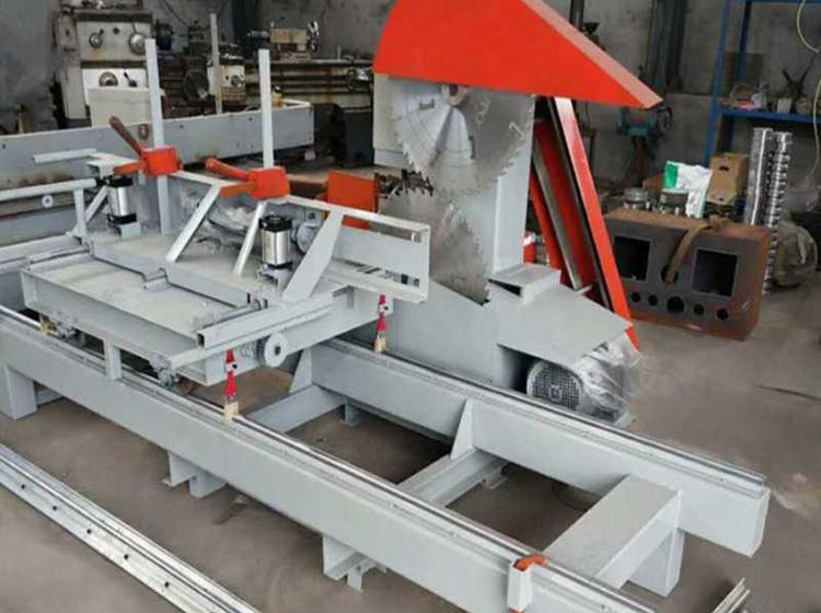 新型圆木推台锯